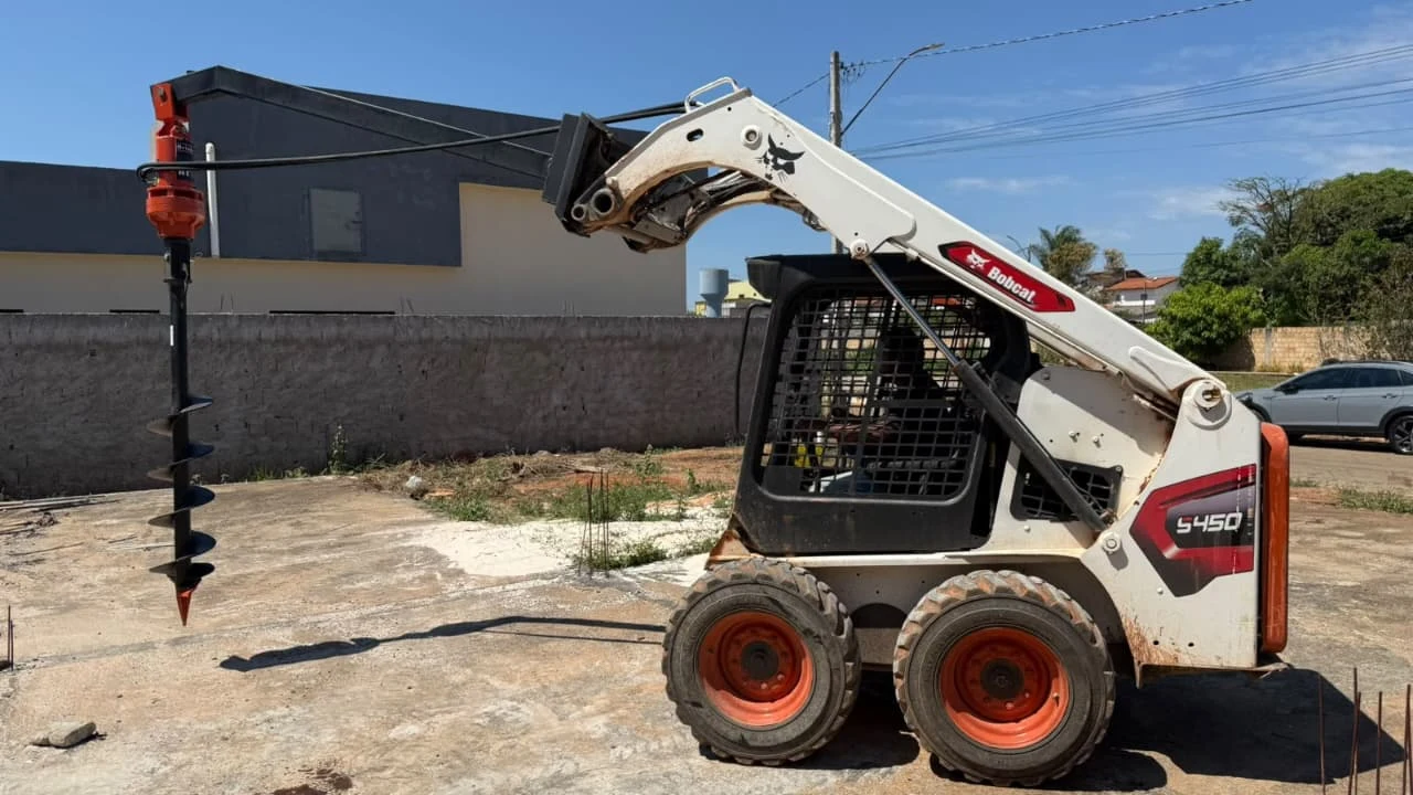 Bobcat S450 erguida com haste prolongadora e broca de solo no DF