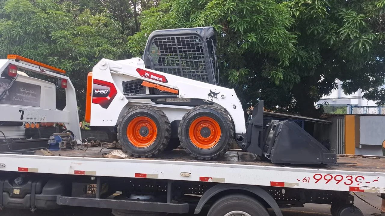 Bobcat S450 revisada embarcada no caminhão prancha da RM Locações